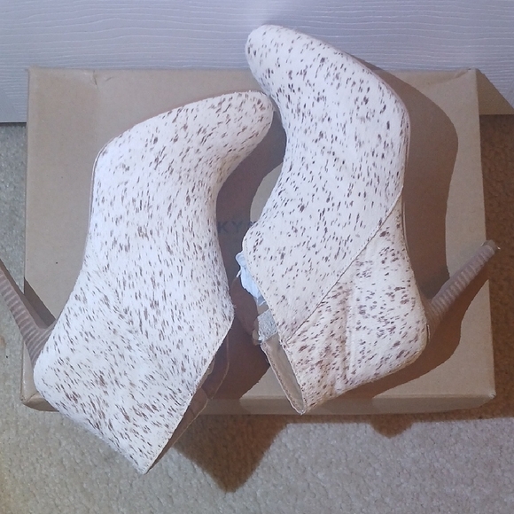EUC Lucky Brand Cow Hair Fur Speckled Ankle Booties With Original Box- 8.5 - Picture 6 of 10